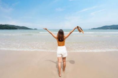 Kenapa Sih Ngga Boleh Pakai Baju Hijau atau Biru saat Bermain di Pantai Selatan Jawa?