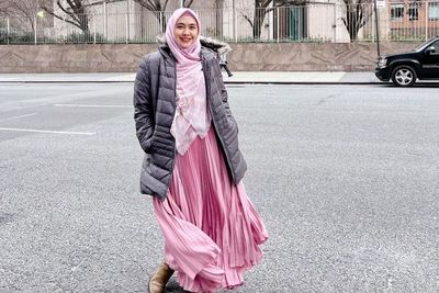 Inspirasi Outfit Syar i Ala Oki Setiana Dewi saat Traveling ke Luar Negeri