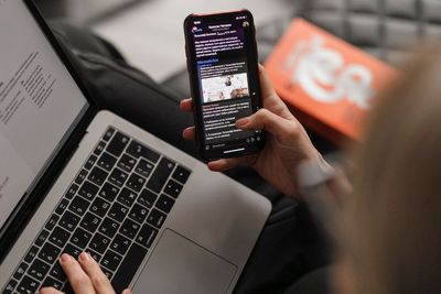 Doomscrolling, Fenomena Kecendrungan Menikmati Berita Buruk hingga Musibah Orang Lain