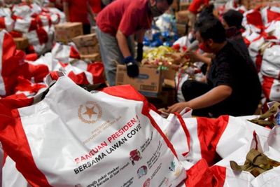 Pemprov DKI Bagikan Bansos Sembako ke Warga Sedang Isoman, Ini Isi Paketnya