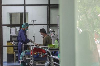 Pakar: Omicron Menyebar Cepat tapi Gejalanya Ringan, Tak Perlu ke Rumah Sakit