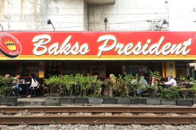 Bakso President Lokasinya Mepet Rel Kereta Mau Makan Menantang Nyawa!