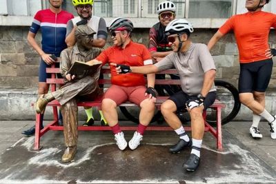 Gaya Menteri Sekretaris Kabinet Pramono Anung Dkk Foto dengan Patung di Sela Gowes