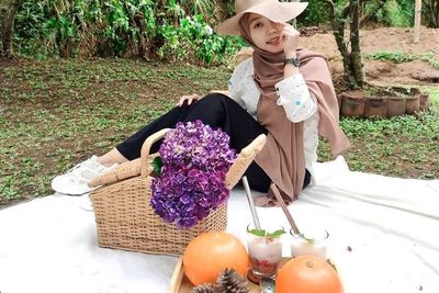Menarik! Di Kebun Apel tapi Bisa Ngopi dan Piknik Aesthetic