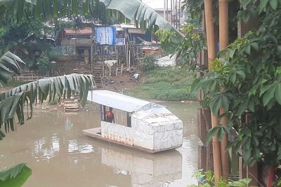 Kisah Nakhoda Ojek Perahu, Berbahaya tapi Berguna di Jakarta