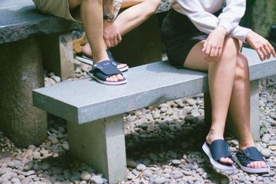 4 Tips Memilih Sendal Model Velcro Nyaman Hingga Fungsional Saat Dipakai