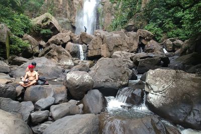 Tingginya 57 Meter dengan Pohon Berumur Ratusan Tahun, Air Terjun Ini Cocok Buat Healing