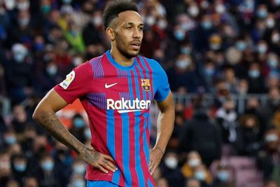 Aubameyang Bahagia Pakai Jersey Barcelona