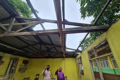 Kacau! Atap Sekolah Dasar di Riau Digondol Maling