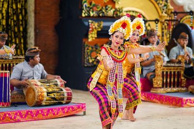 Sejarah Tari Pendet Berasal dari Bali serta Pola Lantai dan Propertinya