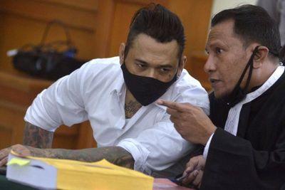Momen Haru, Jerinx SID Minta Maaf dan Peluk Ayahnya di Tengah Persidangan
