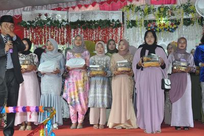 Lelang Kue Bolu Harganya Jutaan Rupiah, Tradisi Unik Dibawa Para Gadis Cantik!