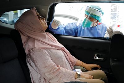 Dialami Atiqah Hasiholan, Pakar Ungkap Faktor yang Bikin Hasil Tes COVID-19 Berbeda-beda