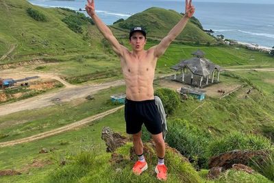 Tak Pakai Baju, Marc Marquez Terpesona pada Keindahan Lombok, Netizen: Tinggal di Sini Aja