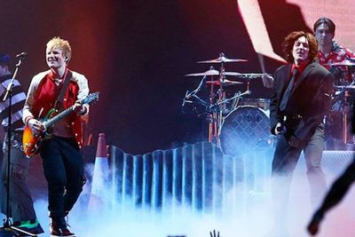 Ed Sheraan dan Bring Me The Horizon Bawakan Lagu Bad Habits Versi Metal!