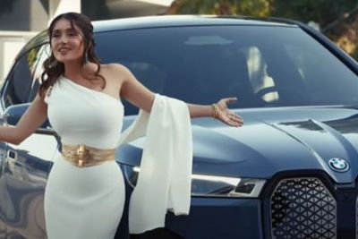 Arnold Schwarzenegger dan Salma Hayek Muncul di Iklan BMW iX, Seru!