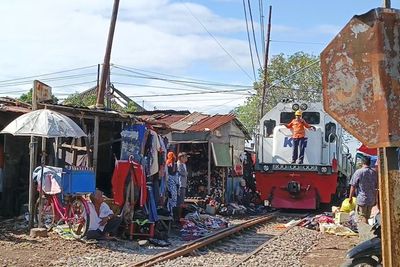 Enggak Takut Mati, Pedagang Loak Nekat Jualan di Rel Kereta Api!