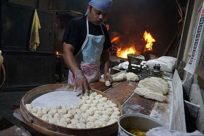 Butuh 12 Jam untuk Bikin Kue Langka Ini, Pembuatnya Cuma Satu di Solo!