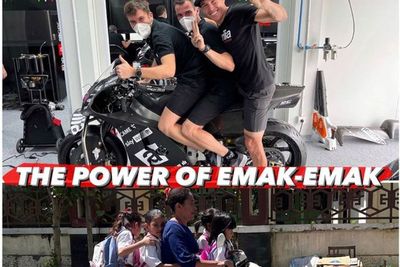 Kocak! Aleix Espargaro Parodikan The Power of Emak-emak , Bonceng 3 Versi MotoGP