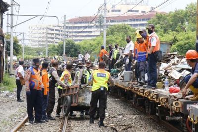PT KAI Bongkar 137 Bangunan Liar Lintas Stasiun Angke-Kampung Bandan