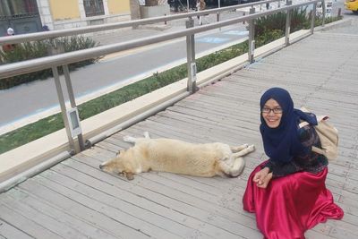 Di Negara Ini Kamu Bisa Ngasih Makan Anjing Liar Pakai Sampah Plastik! Serius?
