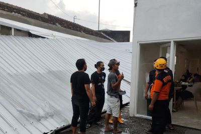 Kafe Baru Launching Porak Poranda Diterjang Hujan Angin dan Pohon Tumbang!