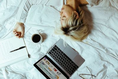 4 Kebiasaan Sebelum Tidur yang Harus Diubah untuk Turunkan Berat Badan
