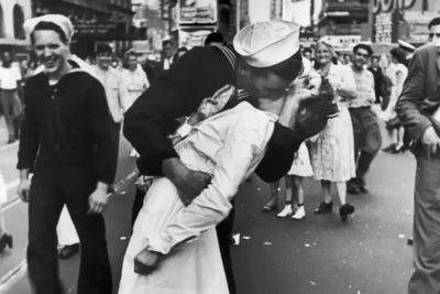 5 Ciuman Penting dalam Sejarah: Ciuman Pertama di Film hingga V-J Day Kiss