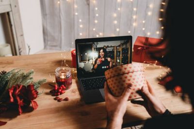 5 Cara Merayakan Hari Valentine untuk Pasangan LDR, Tetap Romantis Kok!