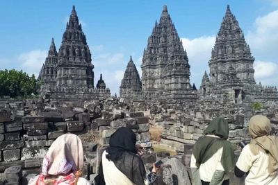 Bukan untuk Foto-Foto Doang! Candi Borobudur dan Prambanan Kini Jadi Tempat Ibadah Sedunia