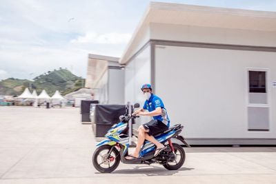 Gaya Riding Alex Rins di Paddock Sirkuit Mandalika ngeselin, Seperti Motor Mainan
