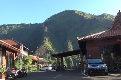 Viral! Panorama Alamnya Bak di Swiss, Tempat Ini Sajikan Ayam Rasa Bawang?