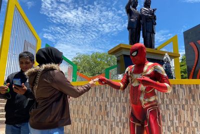 Bikin Heboh! Hari Valentine, Spiderman Muncul Bagikan 1.400 Cokelat ke Warga