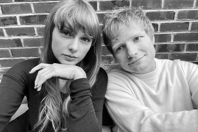 Ed Sheeran Penuhi Janji Duet dengan Taylor Swift Nyanyikan Lagu Kisah Cinta Remaja!