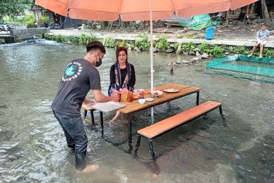 Siap Basah? Sensasi Makan di Tengah Sungai, Vibesnya Kaya di Ubud