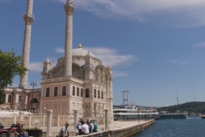 Bentuknya Mirip Istana, Salat di Masjid Ini Kamu Bisa Lihat Dua Benua Sekaligus!