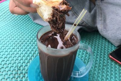 Cuma Es dan Roti Bikin Orang Rela Ngemper di Rumput, Apa Istimewanya?