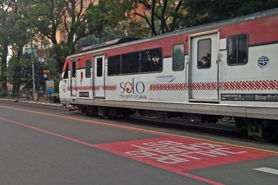 Viral Kereta Melintas di Jalan Raya! Satu-satunya di Indonesia, Dulu Buat Orang Tajir?