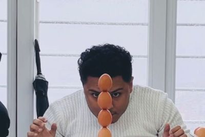 Pria Yaman Ini Kembali Pecahkan Rekor Dunia Usai Tumpuk 4 Telur Tanpa Jatuh