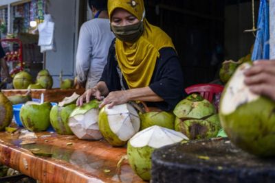Minum Air Kelapa Campur Garam Setelah Vaksin? Ini Fakta Kesehatan yang Kamu Perlu Tahu