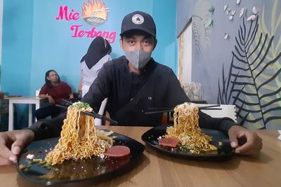 Sehari Habiskan 5 Kg Cabai! Sensasi Makan Mie Terbang, Pedasnya Bikin Melayang