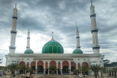 Bangga, Masjid Terbesar di Asia Tenggara Ada di Riau! Berdesain Mewah, Bikin Betah Ibadah