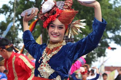Tari Piring: Sejarah, Gerakan, Properti, dan Pola Lantainya