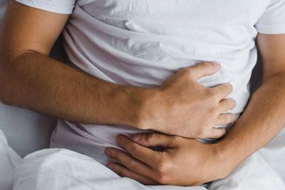 10 Penyebab Sakit Perut Sebelah Kiri dan Cara Mengobatinya