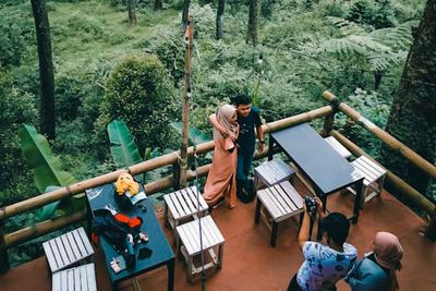 Masuk ke Hutan Keramat Ternyata Ada Warkop Rasa Kafe! Romantis buat Kencan
