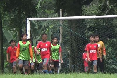 Polisi Gila Bola Bikin Sekolah Sepak Bola Gratis untuk Anak di Bromo