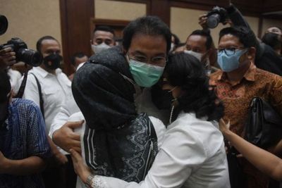 Beri Suap, Azis Syamsuddin Divonis 3,5 Tahun Penjara, Rusak Citra DPR hingga Peluk Istri