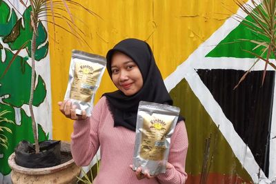 Awalnya Iseng, Mahasiswi Ini Sukses Usaha Keripik Pisang Beromzet Belasan Juta!