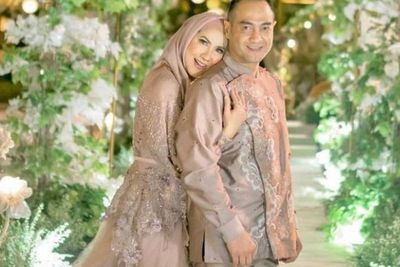 Siap Nikah, Venna Melinda Pamer Foto Berlatar Biru dengan Ferry Irawan