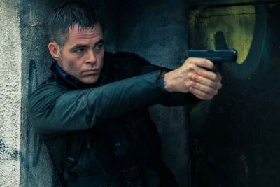 Trailer Film The Contractor Perlihatkan Aksi Pelarian Chris Pine dari Pasukan Bayangan
